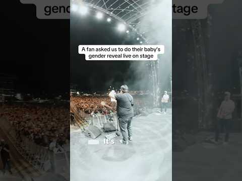 Live gender reveal at an #IRATION show?? Say less! 💙 🩷