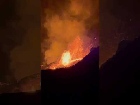 🌋 Madame Pele is #hottingup #kilauea #iration