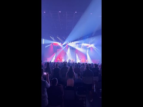 Crazy how much a crowd and stage lights can transform a space 🤯 Anyone recognize the venue? 🎶