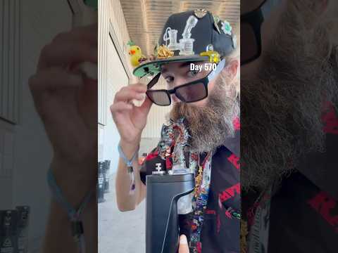 Day 570 with my Tony Kazy dragon glass piece. 😃🤙🏼🐉