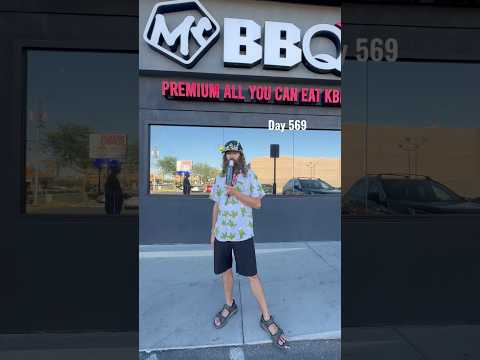 Day 569 outside Mr. BBQ in Vegas with the Dr. Dabber team. 🤙🏼