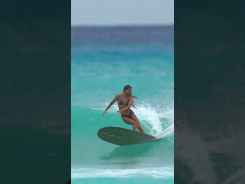 Bella Eberz Surfs Queens #hawaii #waikikibeach #surf #surfergirl