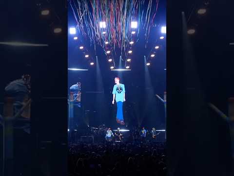 "Pretty Fly (for a White Guy)" live in Bakersfield 🇺🇸⚡