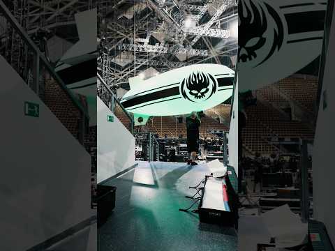 The blimp is ready for takeoff tonight in Lodz 🇵🇱 ⚡