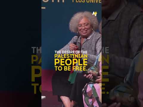 Angela Davis Holds Palestinian Flag During Lecture in Mexico