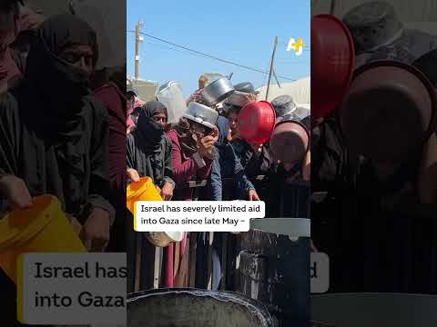 Egyptians send aid to Gaza by throwing water bottles containing food into the sea