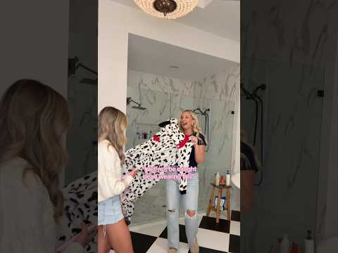 Pranking Ell with a full coverage Halloween costume 🤣💕🫶🏼 #fyp #viral #momanddaughter #funny