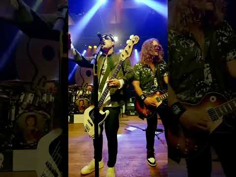 Epic weekend of tour with @cydewaysmusic, even snuck a little Stone Temple Pilots in there 🤘