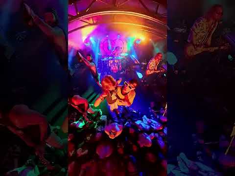 Big love to the little Ohana for joining us on stage 🙌❤️

🎥 @mikedenim