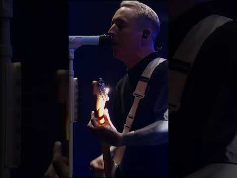 take us back to when @yellowcard launched into “Ocean Avenue” 🥹 the goosebumps, this moment 🖤