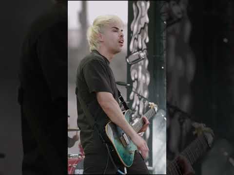 getting dizzy in the pit for @TheRedJumpsuitApparatus  🌪️