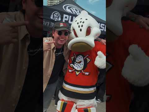Wild Wing on his BEST behavior! @ vans warped tour 🦆🏒