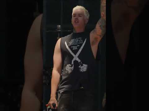 @girlfriendsxo + @AnaheimDucksOfficial's wildwing  = immediate chaos 🦆⚡