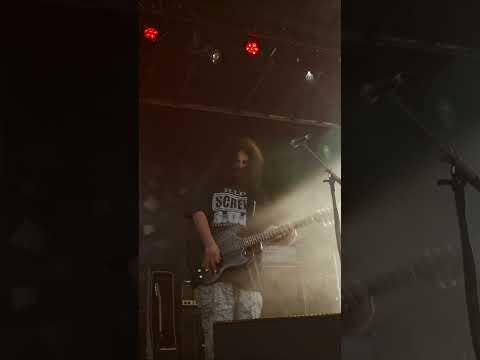 @narrowhead3846 wrapped the entire crowd in distortion and feeling 🥺 heavy riffs and smoky air