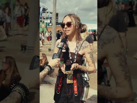 @hottopic pit reporter tori kravitz out at warped Orlando asking the tough questions 😮‍💨