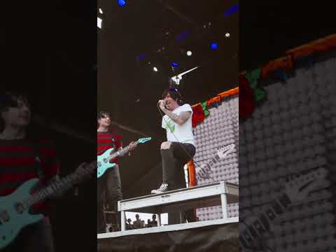 @kellinquinn surprising us at the @fftlvideos set 🤭
