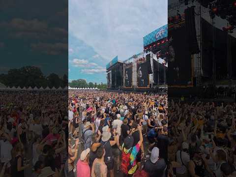 day 1, u were anything but lonely 🖤from the first band to the last crowdsurfer, dc really showed up