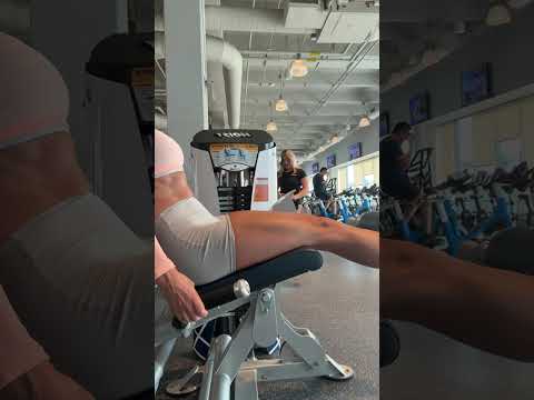 Leg day!! Link in bio for new workout program dropping next week 💖