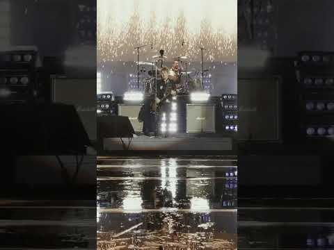Sparks flew for Wake Me Up When September Ends 🎥 Ryan Baxley