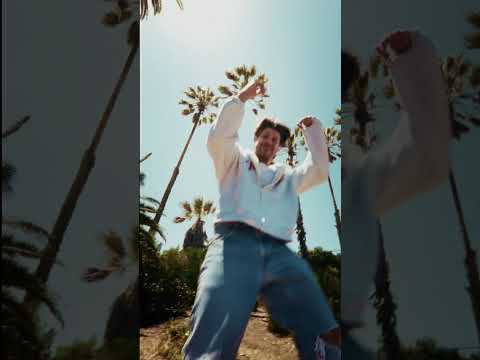 SOLD OUT in New Jersey tonight for the Skydiving Tour! Can’t wait to party, love y’all 🏄‍♀️